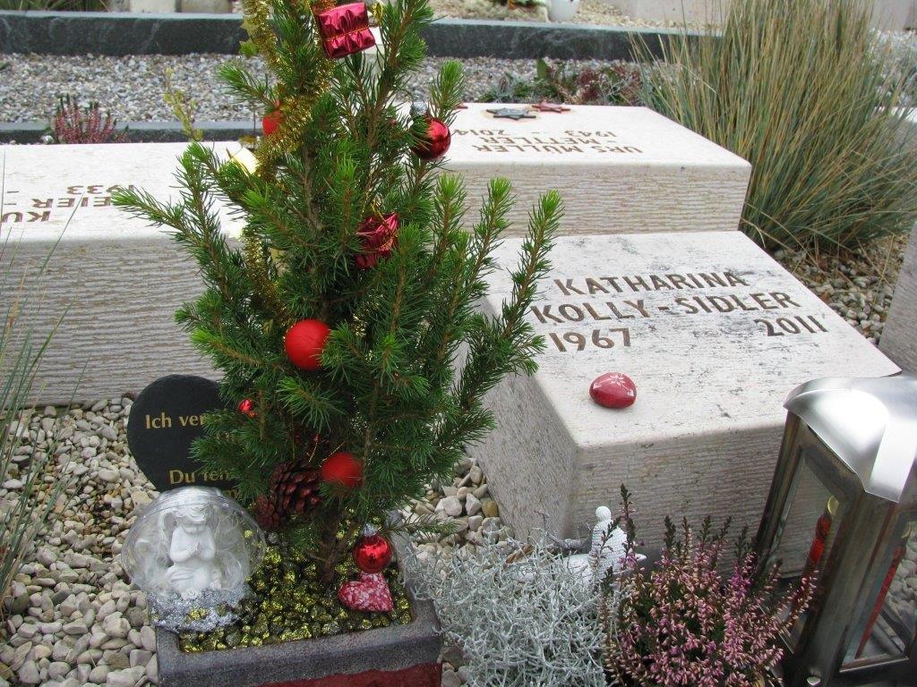  Habe Katharina ein kleines Weihnachtsbäumli und ein Engel  geschmückt, und in einer Schale zu ihr ans Urnengrab gebracht